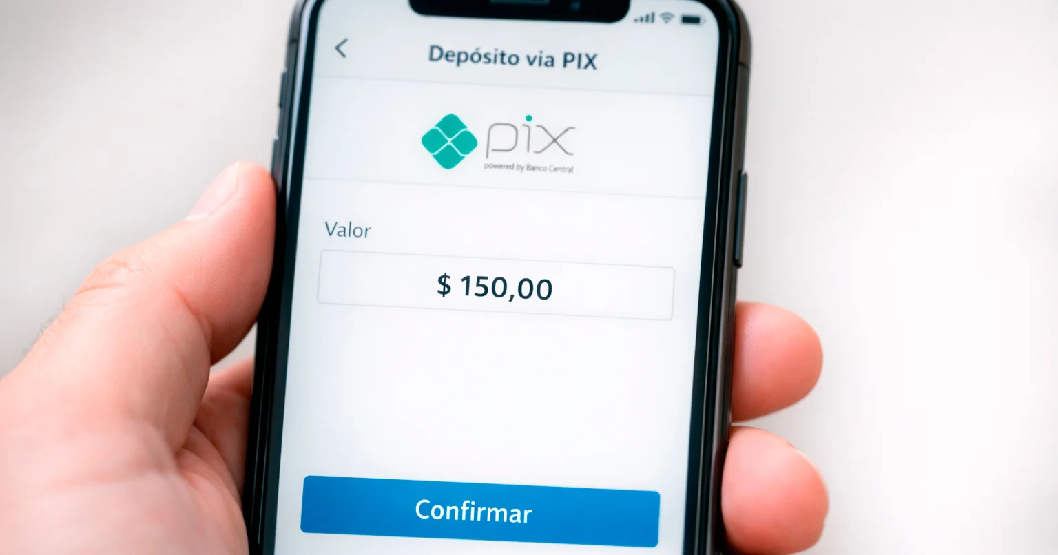 Smartphone exibindo pagamento PIX em aplicativo de apostas esportivas